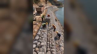 Não há mais revestimento de concreto rígido. As gaiolas de gabião permitem que a água e o solo circulem, restaurando a ecologia natural.