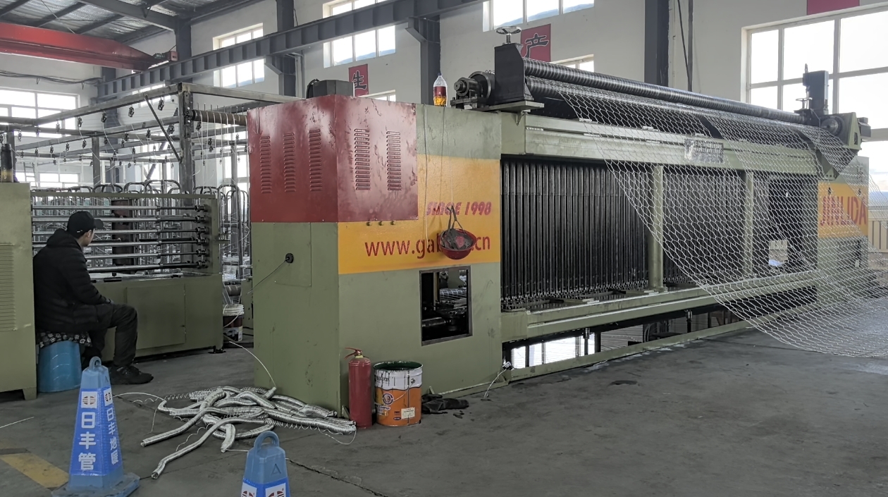 Últimos blogs da empresa sobre Por que Clientes Estrangeiros Continuam a Escolher Fábricas Chinesas para Equipamentos de Gabiões