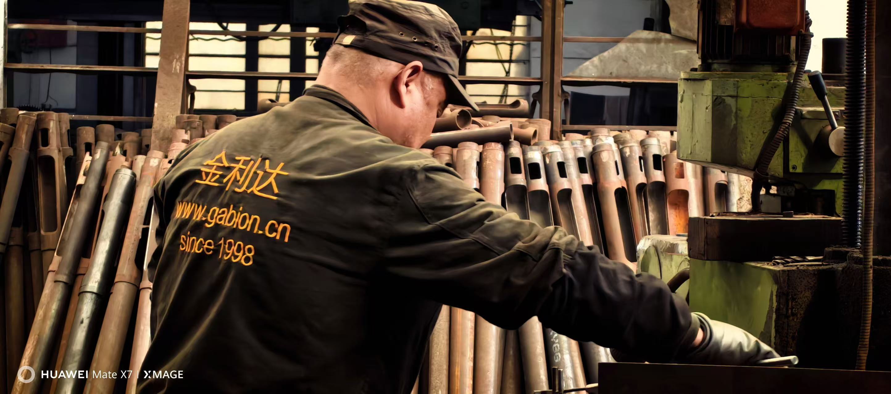 Últimos blogs da empresa sobre Desde 1998: JINLIDA como fabricante de fonte de máquina de gabião CNC para produção global de malha de arame