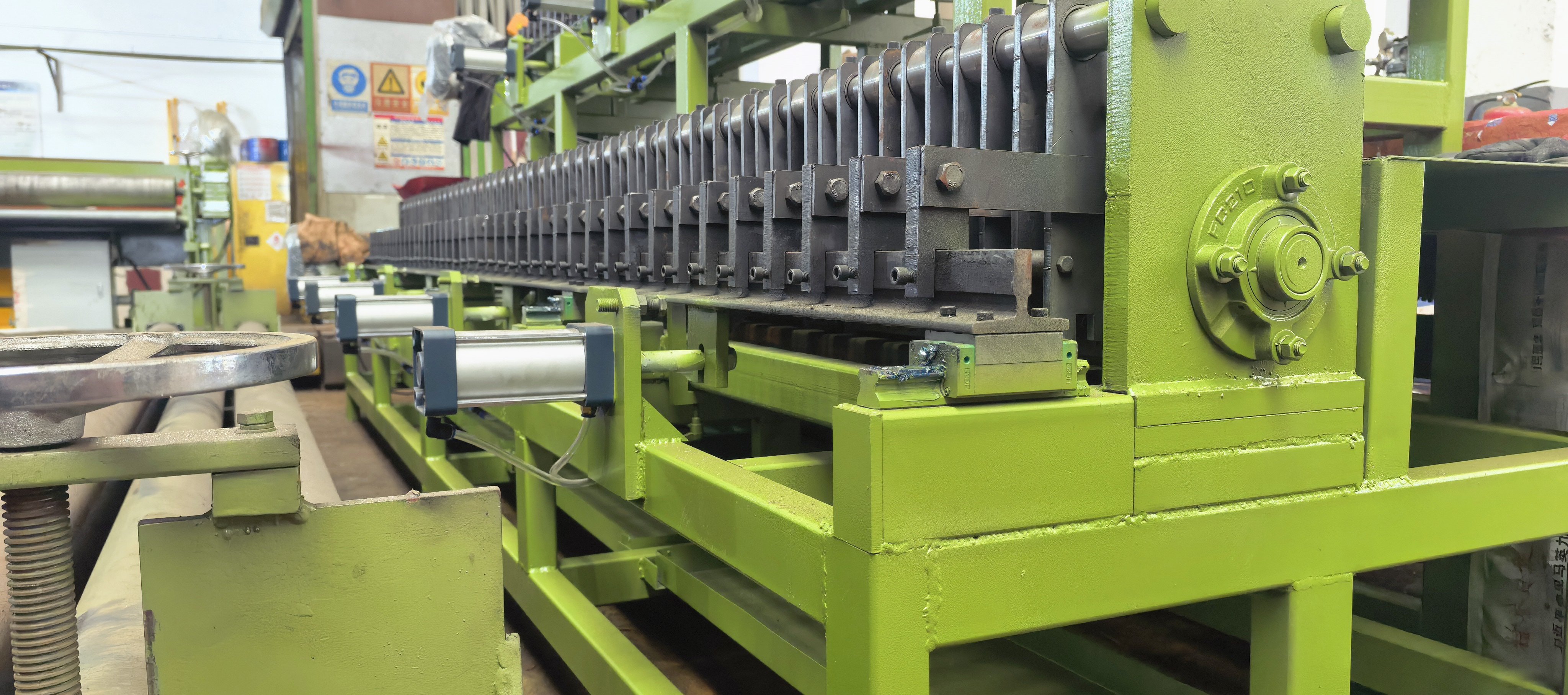 Últimos blogs da empresa sobre Why Edge Winding Matters: The Benefits of a Reliable Gabion Basket Edge Winding Machine
