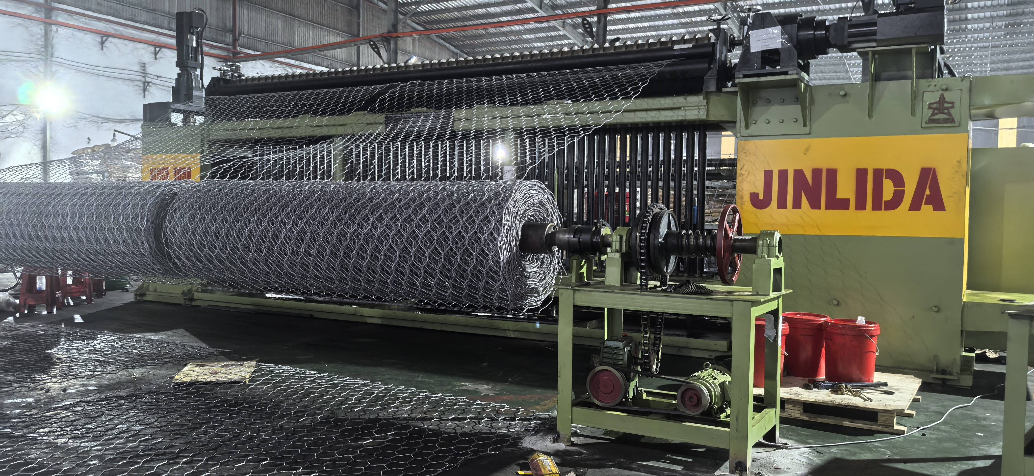 Últimos blogs da empresa sobre How to Reduce Wire Breakage on a Gabion Mesh Machine: A Practical Maintenance Guide
